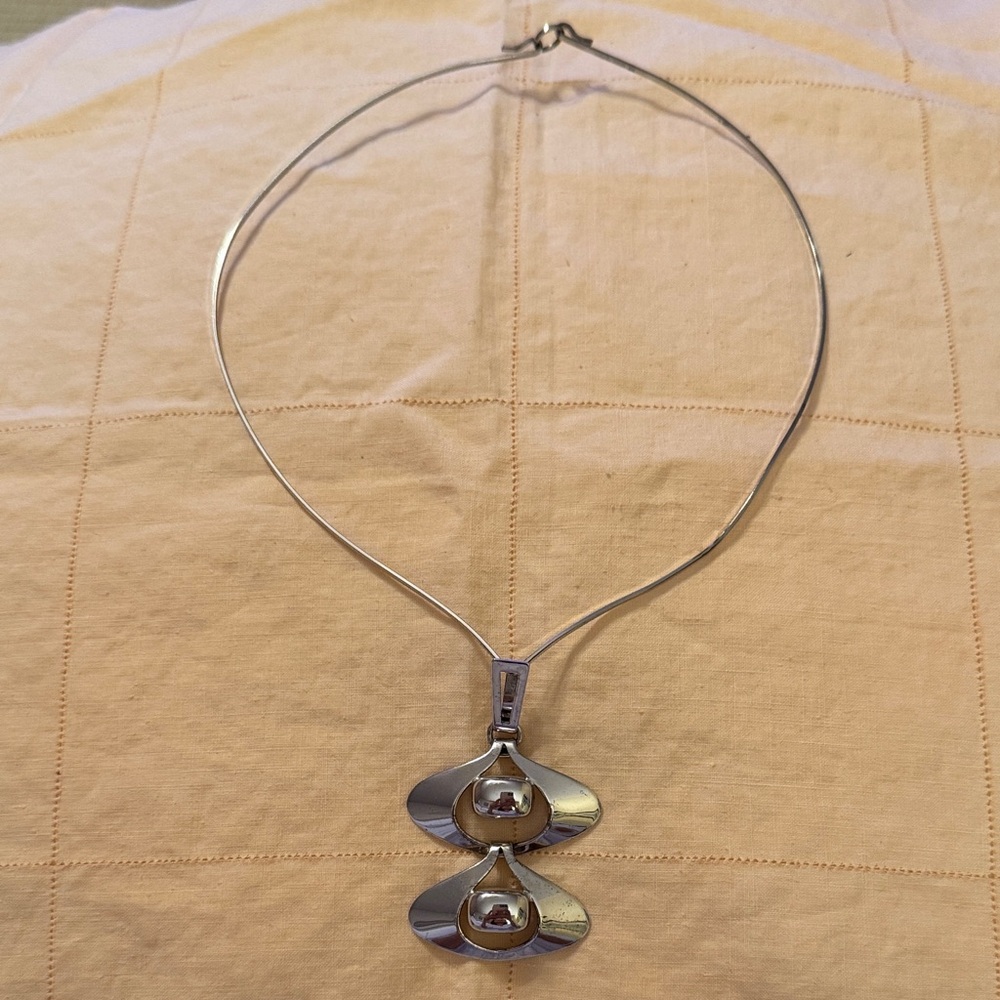 Elegant Silver Necklace - Picture 1 of 8